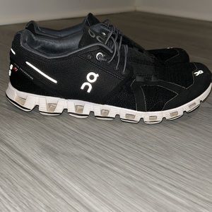 Oncloud size 8.5 black and white, gently used